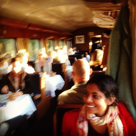 Åsa i Blå tågets restaurang – vita dukar, spårlagad äggröra och bordsservering.