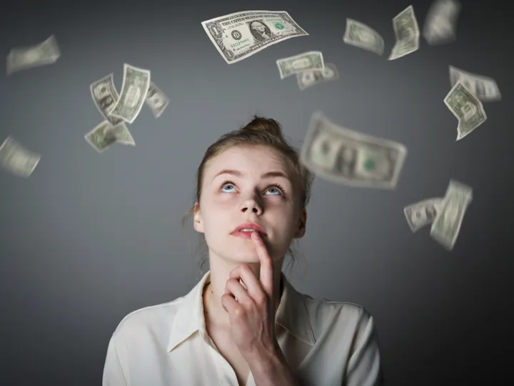 Kvinna under ett regn med sedlar