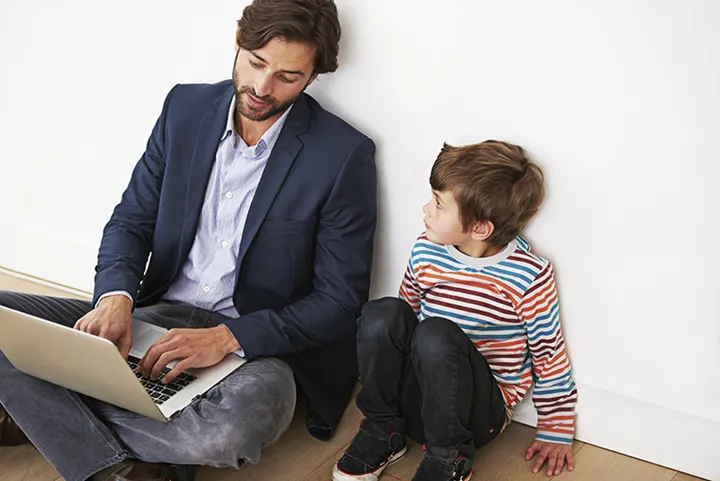 Företagande pappa med son