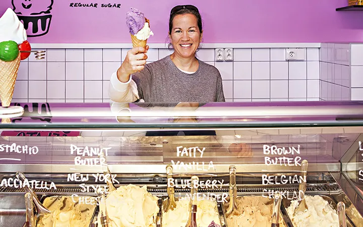 Nicole Emson i en av sina STIKKINIKKI-glassbarer Foto: Klas Sjöberg