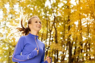 Kvinna springer utomhus och är glad