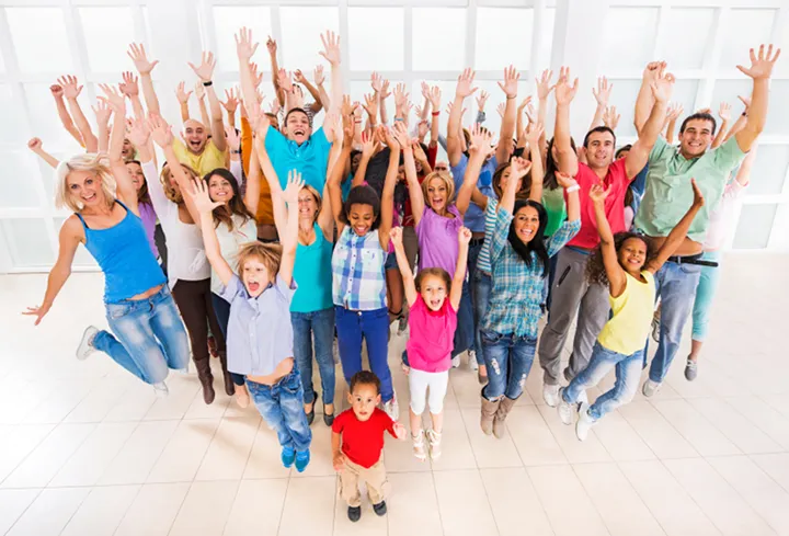 grupp av människor som hoppar