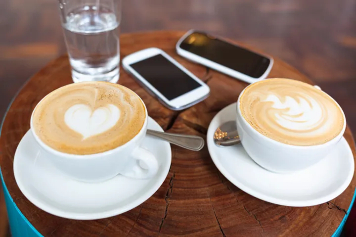 Två koppar kaffe på ett kafé