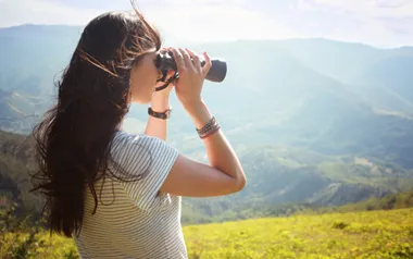 Kvinna med kikare
