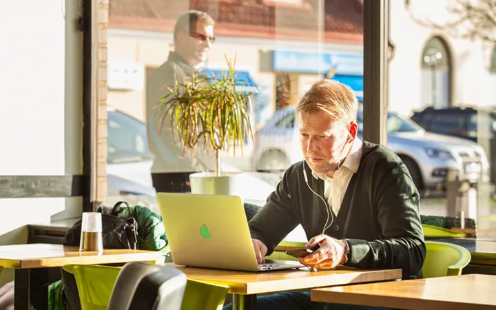 Pr-konsult sparar jobbar på distans.