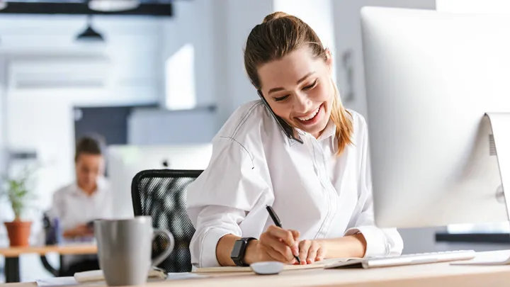 Influencer i sociala medier får energi och inspiration