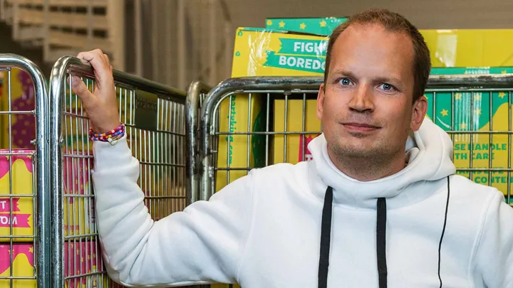 Sålde precis Partykungen - här är Joel Svenssons historia