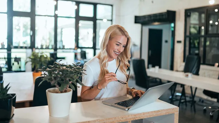 Snackisar från veckan: Momslag påverkar + 3 poddtips till hängmattan