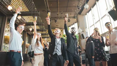 Utklädda personer som skålar