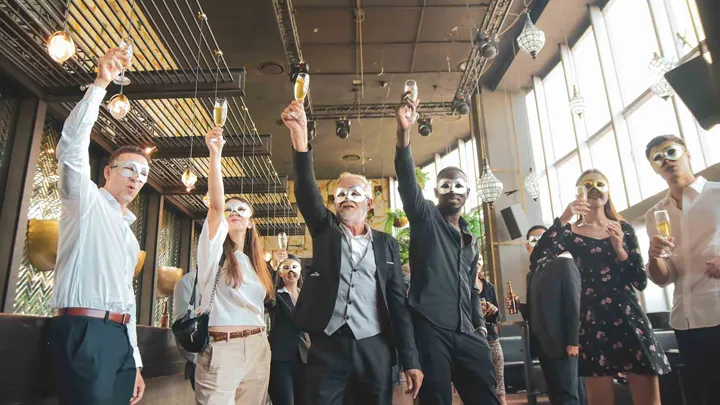 Utklädda personer som skålar