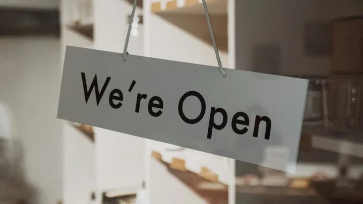 Fullständig genomgång av alla kostnader för att starta eget företag i Sverige 2025, från registrering till försäkring och bokföring