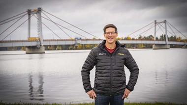 Bild på Stig Engström framför en bro