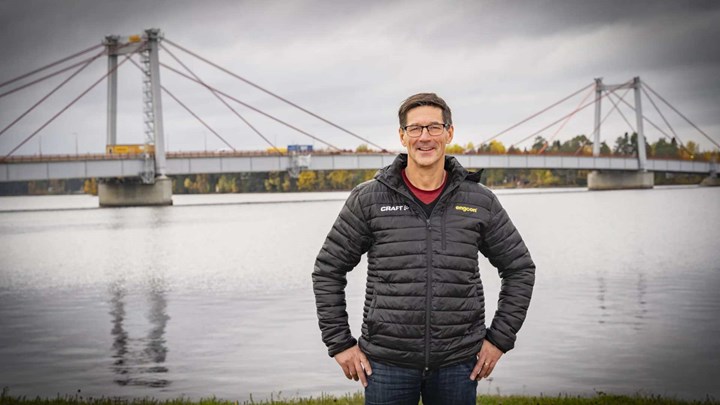 Bild på Stig Engström framför en bro