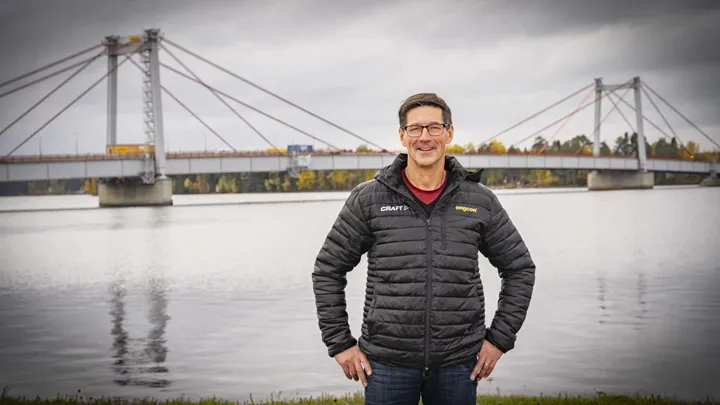Bild på Stig Engström framför en bro