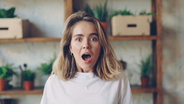 Kvinna som ser förvånad ut