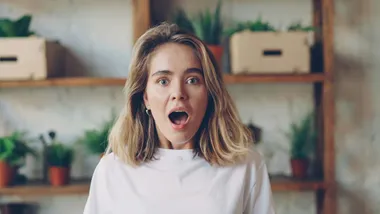 Kvinna som ser förvånad ut