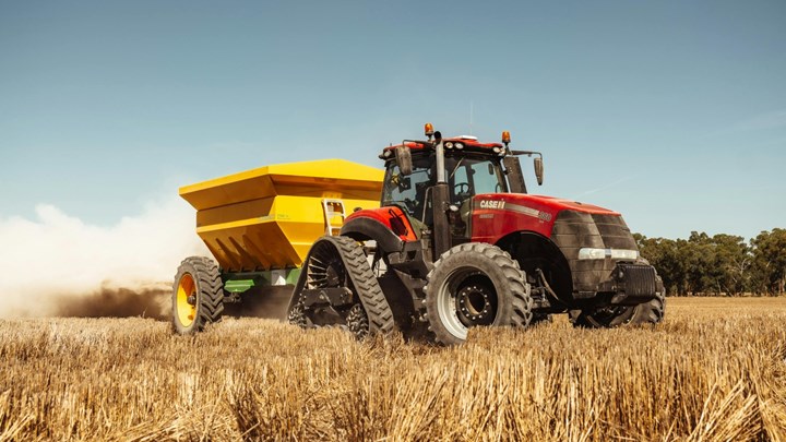 En traktor på en åker