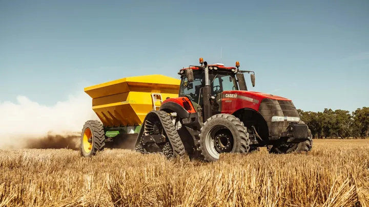 En traktor på en åker