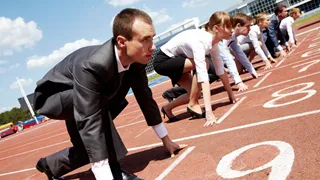 Personer i kostym som gör sig redo inför en sprint