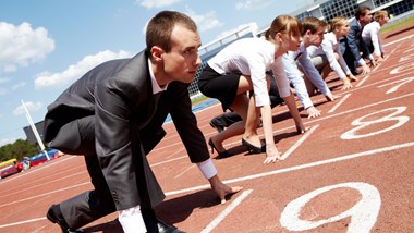 Personer i kostym som gör sig redo inför en sprint