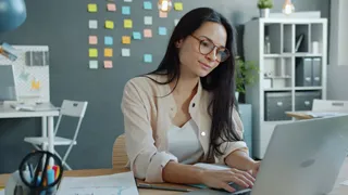 Kvinna vid en laptop