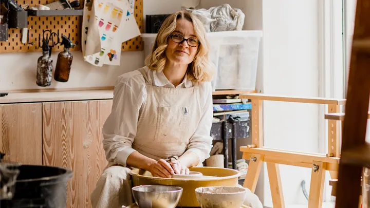 Evelina på Imse Studios använder Bokio